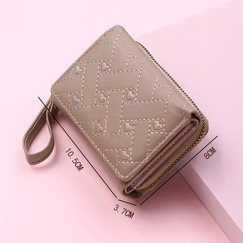 Billetera para Mujer Triple Plegado con Bordado de Corazón y Compartimentos para Tarjetas