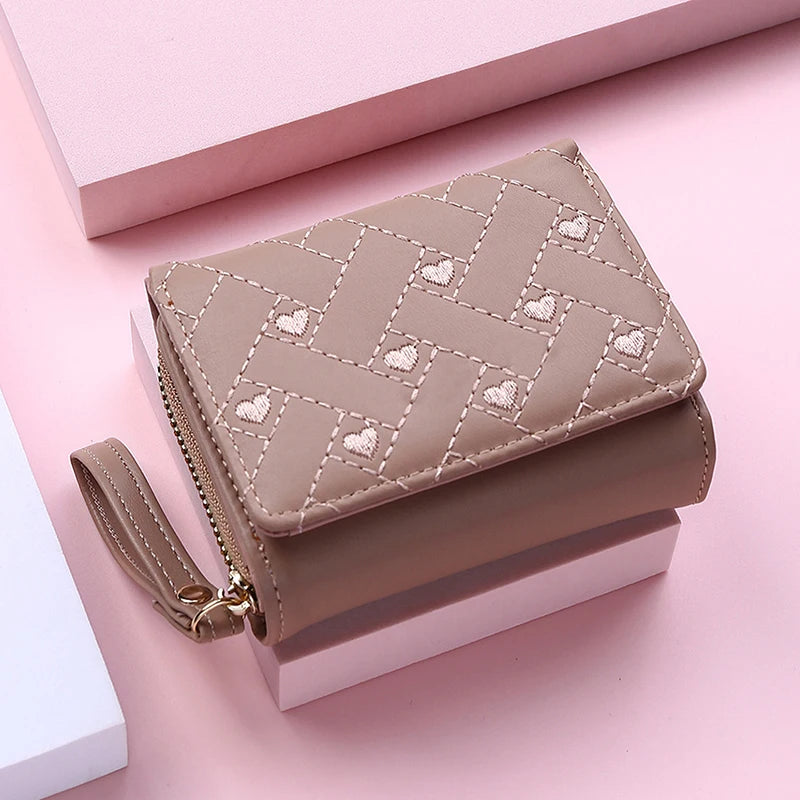 Billetera para Mujer Triple Plegado con Bordado de Corazón y Compartimentos para Tarjetas