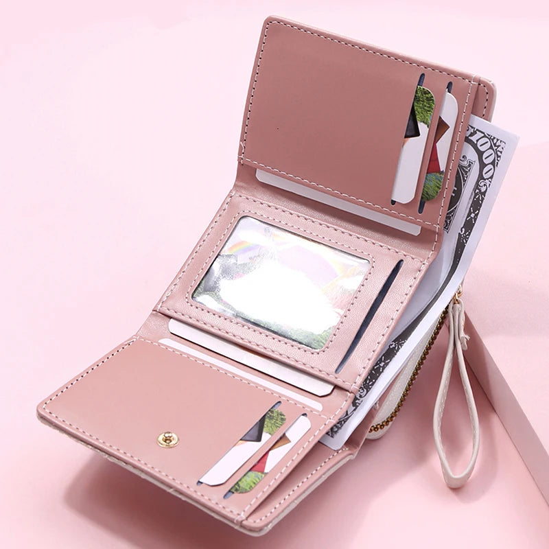 Billetera para Mujer Triple Plegado con Bordado de Corazón y Compartimentos para Tarjetas