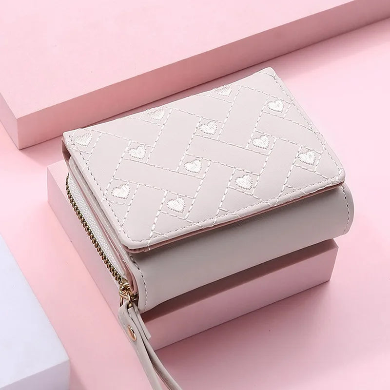 Billetera para Mujer Triple Plegado con Bordado de Corazón y Compartimentos para Tarjetas