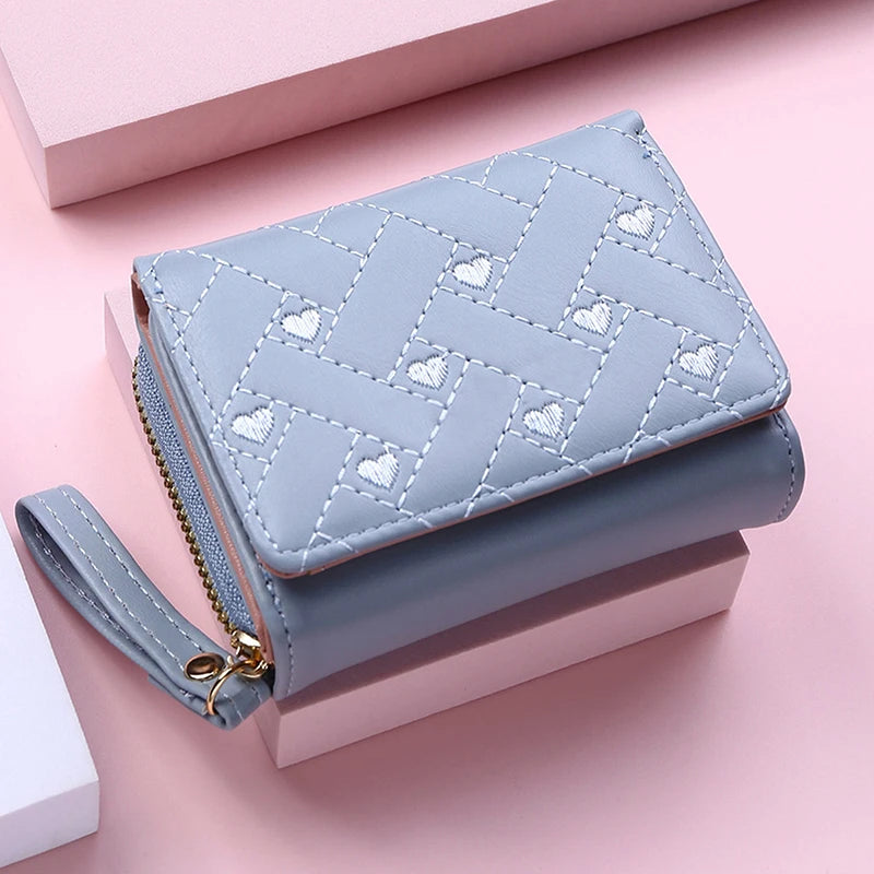 Billetera para Mujer Triple Plegado con Bordado de Corazón y Compartimentos para Tarjetas